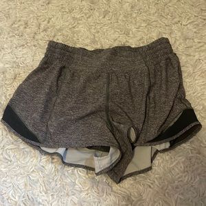 Lululemon high rise size 6 grey hotty hot shorts 2.5